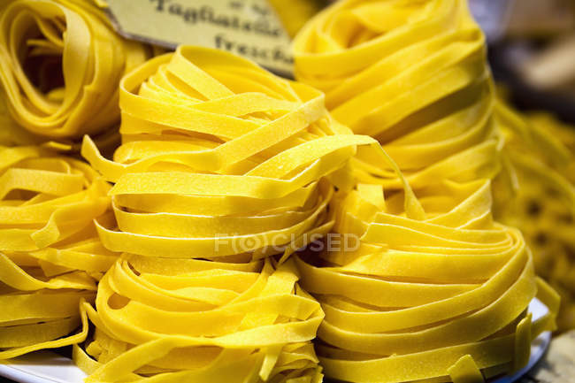 Gros plan de quelques grappes de pâtes tagliatelles dans un magasin ; Bologne emilia-romagna italie — Photo de stock