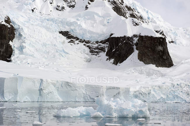 Вид холодного ледника — стоковое фото