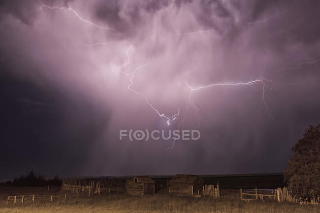 Lightning bolt over some abandoned buildings — Stock Photo