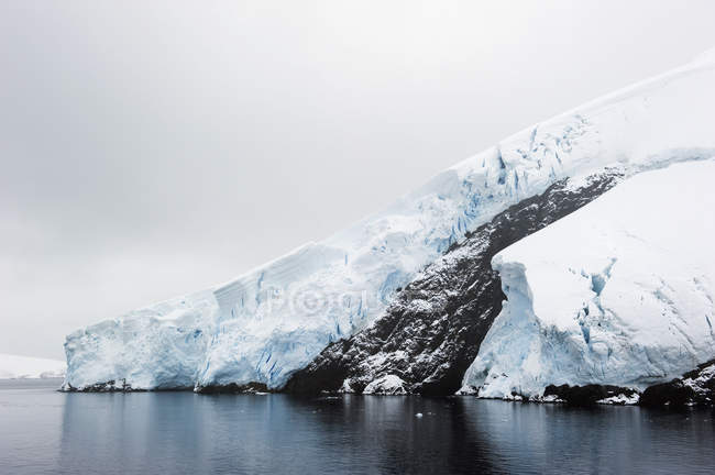 Glaciers along coast of souther ocean — Stock Photo