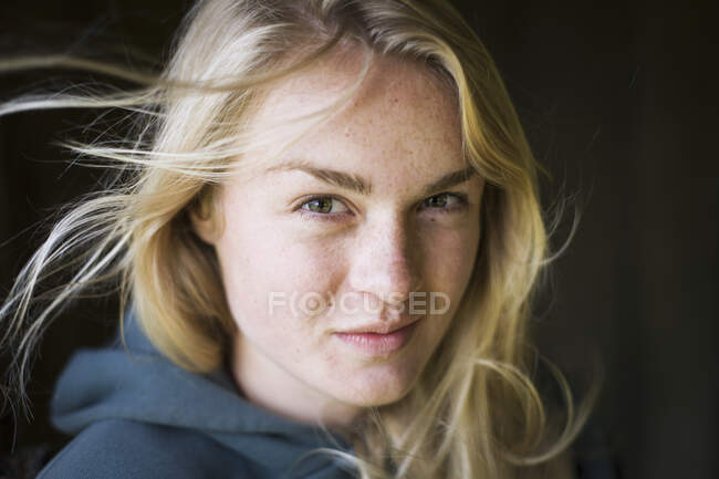 Portrait d'une jeune femme aux cheveux blonds ; False Pass, Alaska, États-Unis d'Amérique — Photo de stock