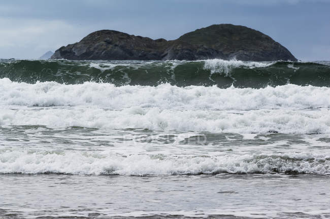 Хвилі, що розбиваються на пляжі — стокове фото