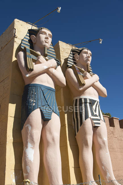 Estátuas de figuras masculinas egípcias — Fotografia de Stock