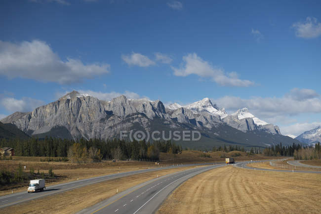 Autoroute à travers le parc national Banff — Photo de stock