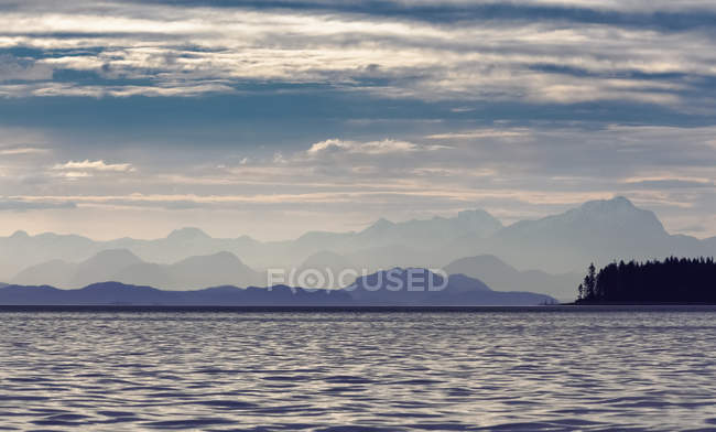 Coastal Mountain Range In Morning Mist — Stock Photo