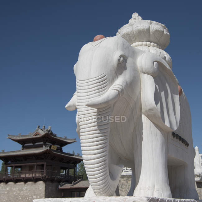 Estátua de elefante esculpida branca — Fotografia de Stock