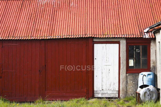 Porte blanche sur bâtiment rouge — Photo de stock