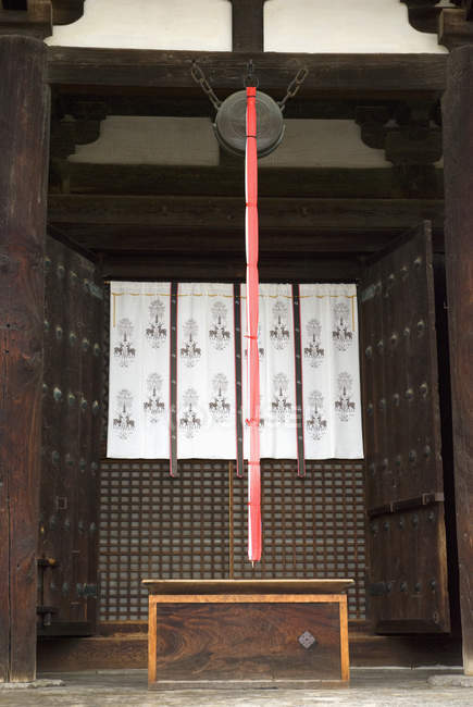 Interior del santuario en Nara - foto de stock