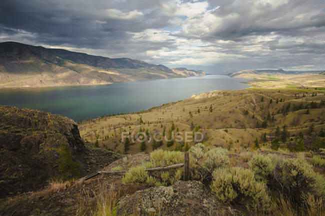 Scattered clouds over kamloops lake — Stock Photo