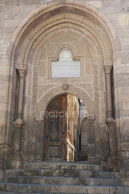 Stone arched entryway — Stock Photo