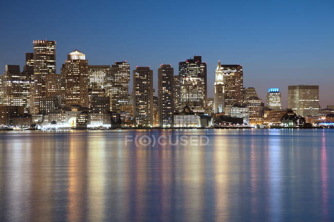Скайлайн бостона в сумерках — стоковое фото