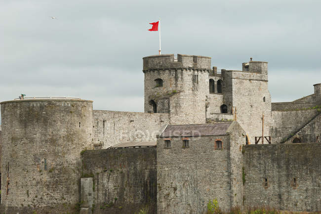 Château avec drapeau rouge — Photo de stock