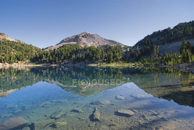 Berg spiegelt sich im See — Stockfoto