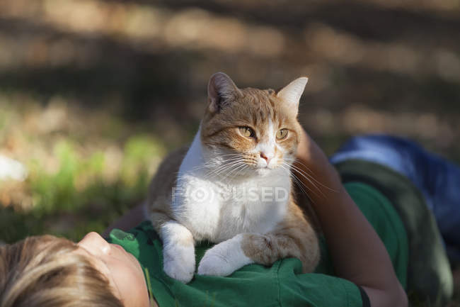 Хлопчик тримає свого кота — стокове фото