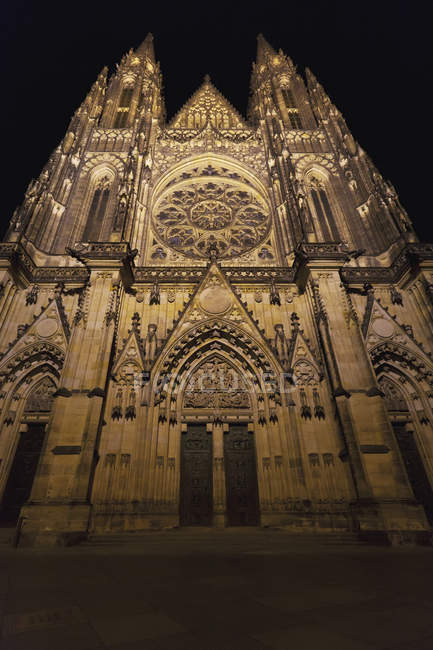 Kirche mit kunstvoller Fassade — Stockfoto