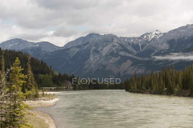 Fluss und die felsigen Berge — Stockfoto