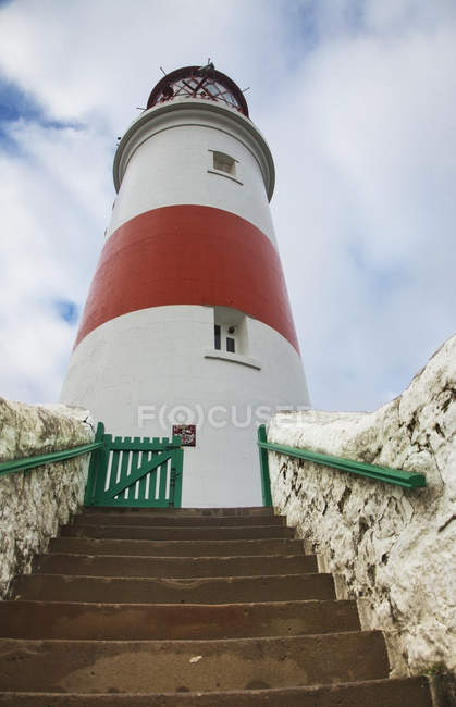 Stufen hinauf zum rot-weißen Leuchtturm — Stockfoto