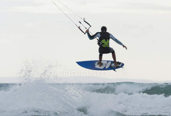 Взрослый экстремальный серфер на вейкборде в море — стоковое фото