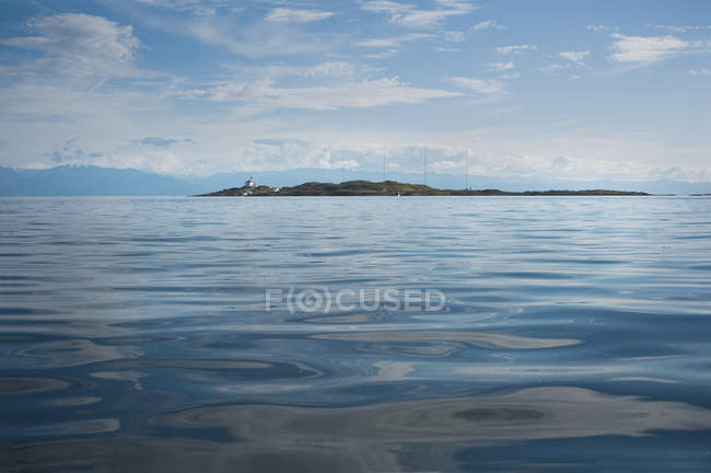 Paisaje marino y vista de Isla de Juicio y Montañas - foto de stock