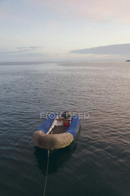A Boat Mooring In The Water Off The Coast — Stock Photo