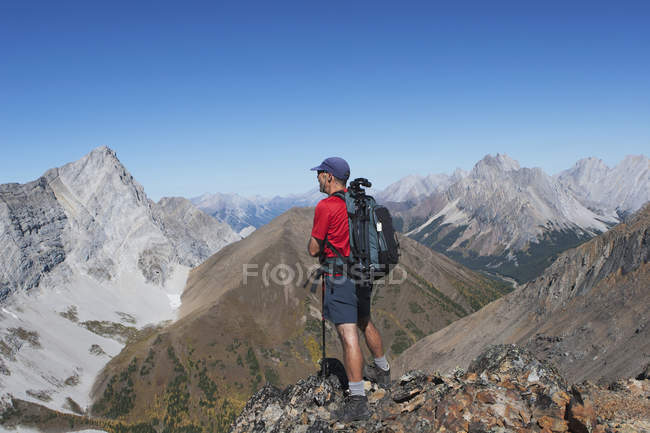 Hombre excursionista en la parte superior - foto de stock
