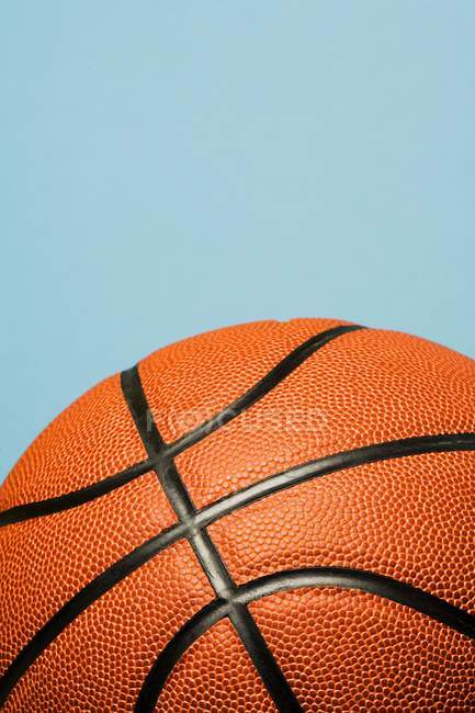 Primer plano del baloncesto sobre azul - foto de stock