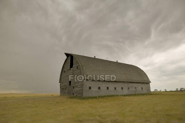Grande grange non peinte dans les Prairies — Photo de stock