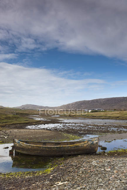Abandoned Rowboat In Shallow Water — Stock Photo