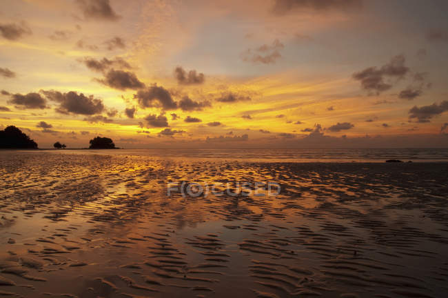 Coucher de soleil sur la plage de Nai Yang — Photo de stock