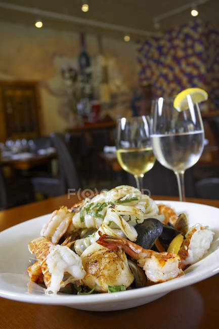 Prato de frutos do mar com vinho branco — Fotografia de Stock