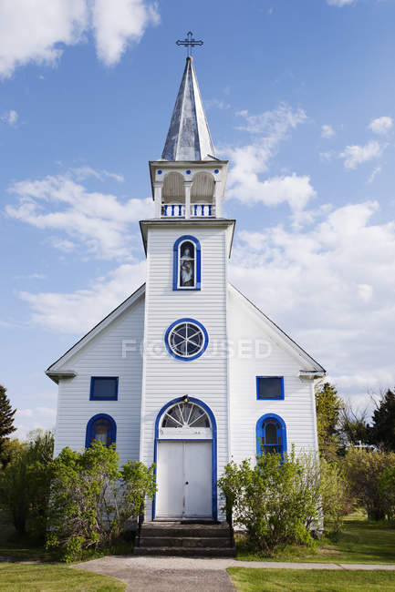Белая церковь в сельской местности — стоковое фото