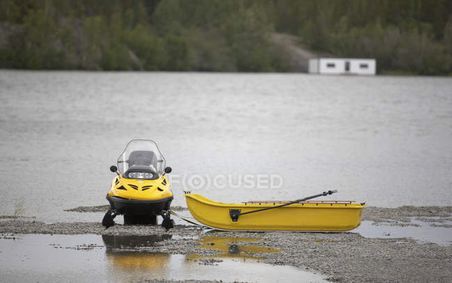 Snowmobile senta-se ao longo de Shores de verão — Fotografia de Stock