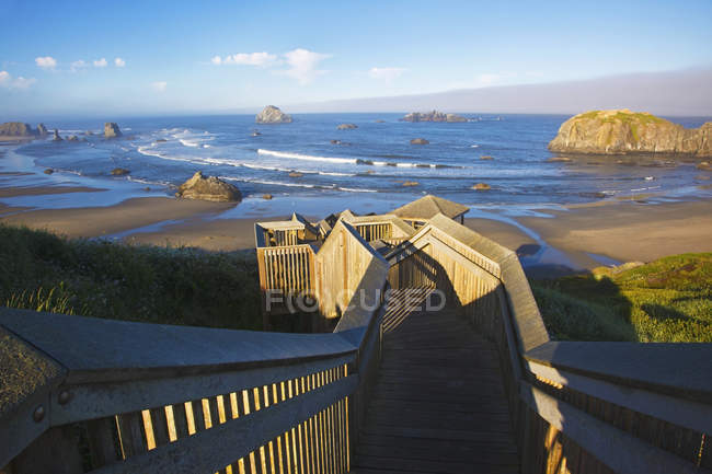 Лестница на пляж — стоковое фото