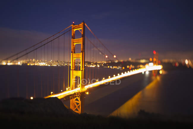 Il Golden Gate Bridge illuminato di notte — Foto stock