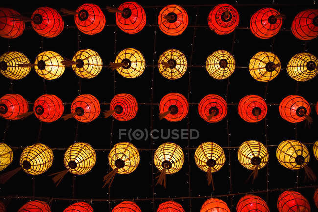 Lanterne cinesi appese al soffitto — Foto stock