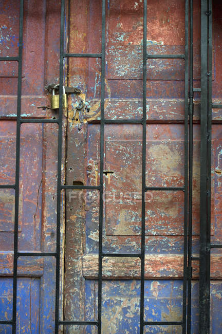 Cadenas sur porte abîmée — Photo de stock