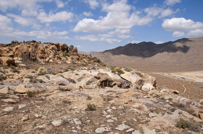 Montañas rocosas del desierto de Mojave - foto de stock