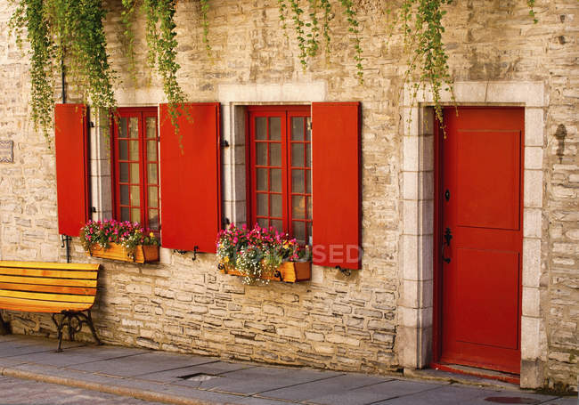 Puertas rojas y persianas de ventana - foto de stock