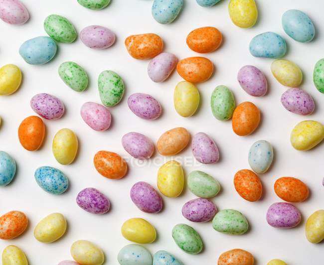Крупный план вкусные цветные желейные бобы кучи на белом фоне — стоковое фото