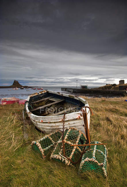 Barco e equipamento de pesca na costa — Fotografia de Stock