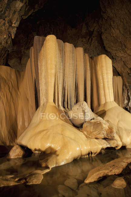 Formations rocheuses à l'intérieur Grotte — Photo de stock