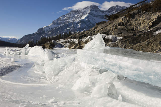 Formaciones de hielo en la costa del lago congelado - foto de stock