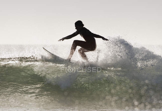 Взрослый экстремальный серфер на вейкборде в море — стоковое фото