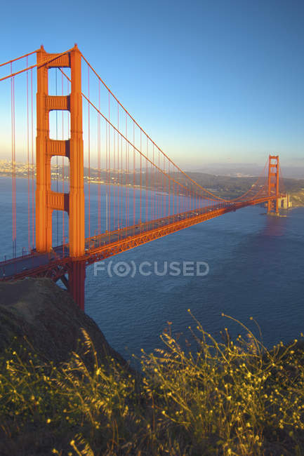 Ponte dourada do portão no por do sol — Fotografia de Stock
