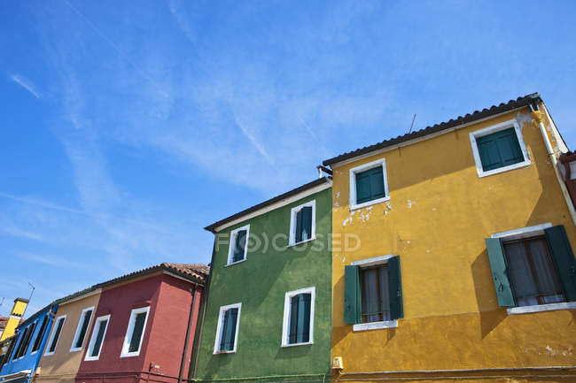 Edifici in una fila dipinta — Foto stock