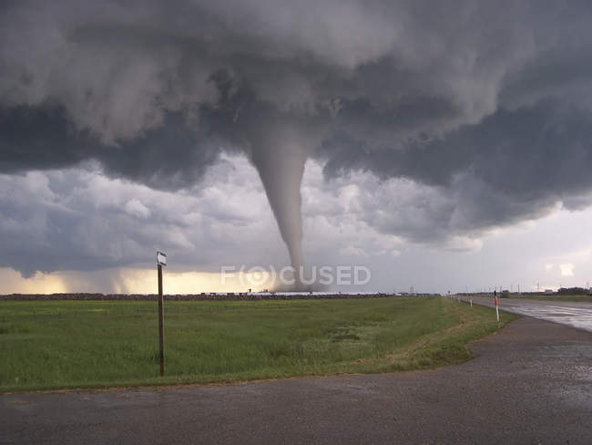 F5-Tornado landet in der Luft — Stockfoto