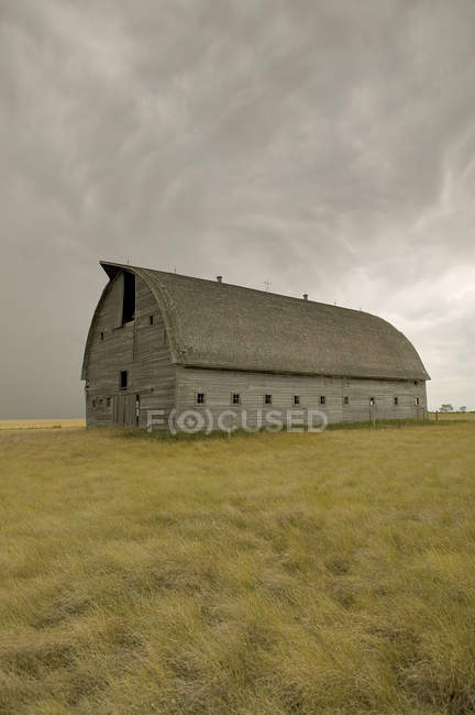 Large Unpainted Barn On Prairies — Stock Photo