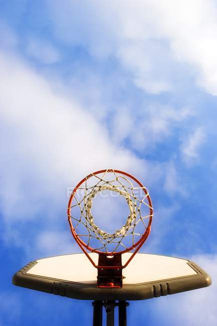 Vista del aro de baloncesto - foto de stock