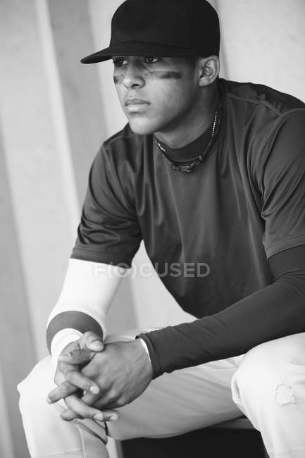 Jogador multirracial adulto jovem com boné de beisebol, imagem monocromática — Fotografia de Stock