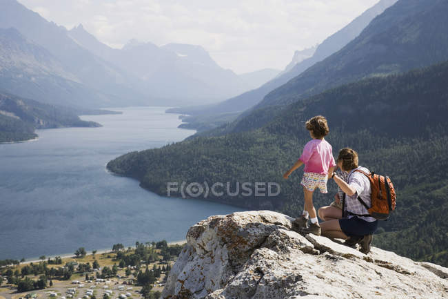 Mutter und Tochter genießen Aussicht — Stockfoto